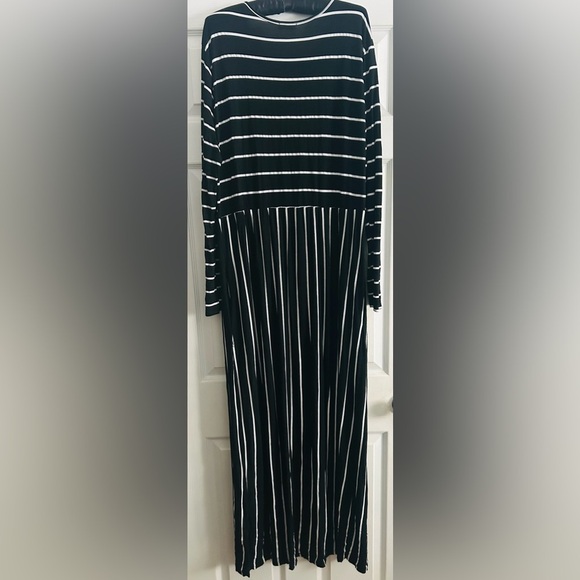 Hount Black and White Striped Maxi Dress Flowy, Long with Pockets, size 2X - Picture 6 of 6